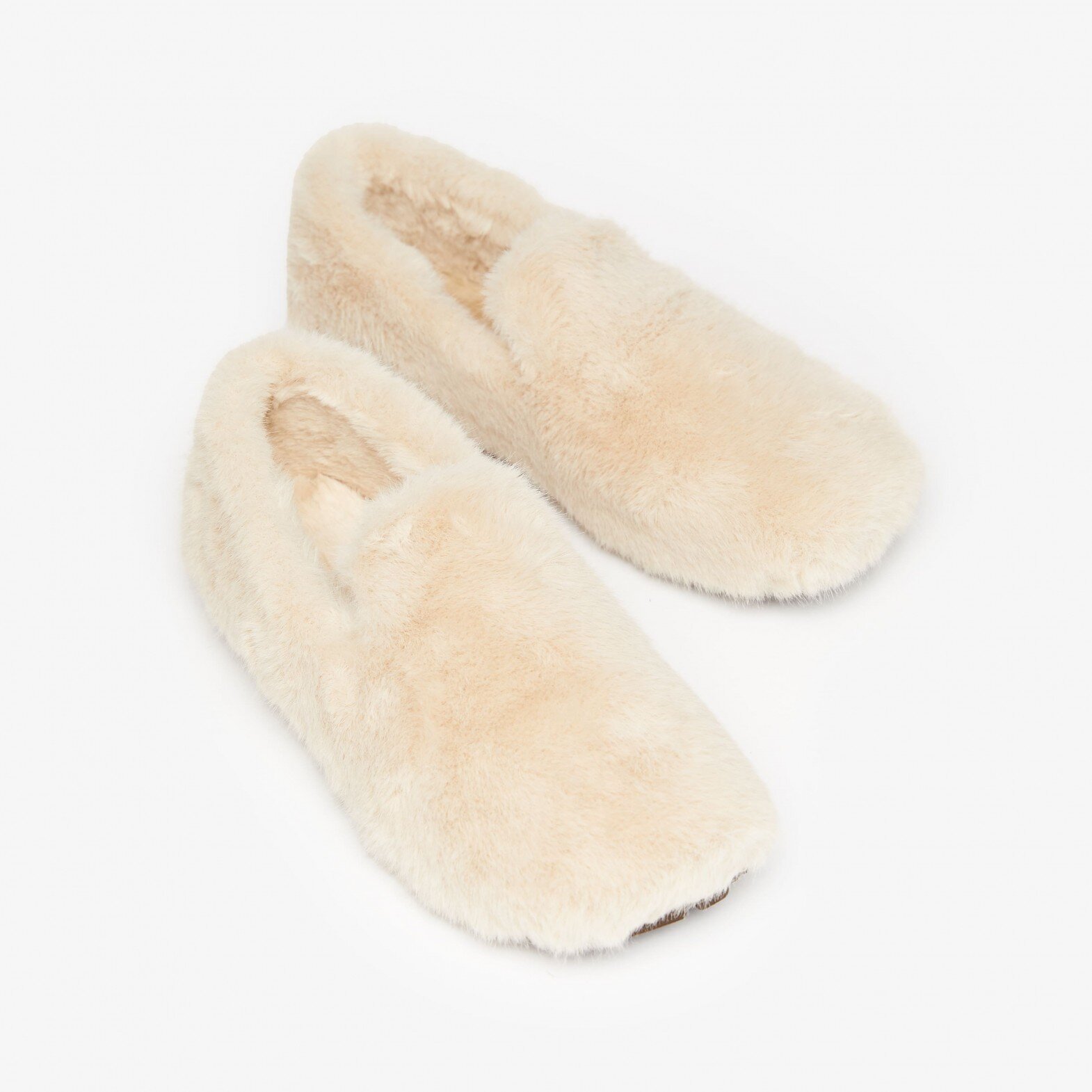 Homemade slippers made of  artificial plush milky(e0fb7102-058b-11f0-ad23-00155d004616) photo 1