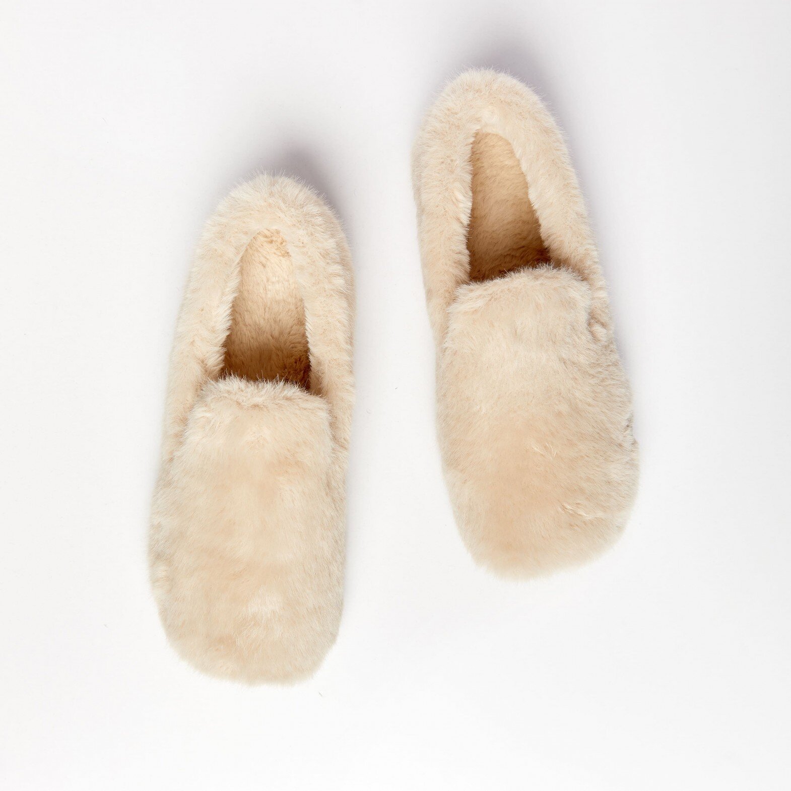 Homemade slippers made of  artificial plush milky(e0fb7102-058b-11f0-ad23-00155d004616) photo 2