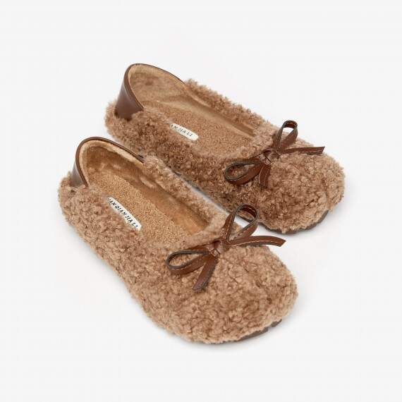 Homemade slippers made of artificial plush with beige bows(e0fb70ee-058b-11f0-ad23-00155d004616) photo 1