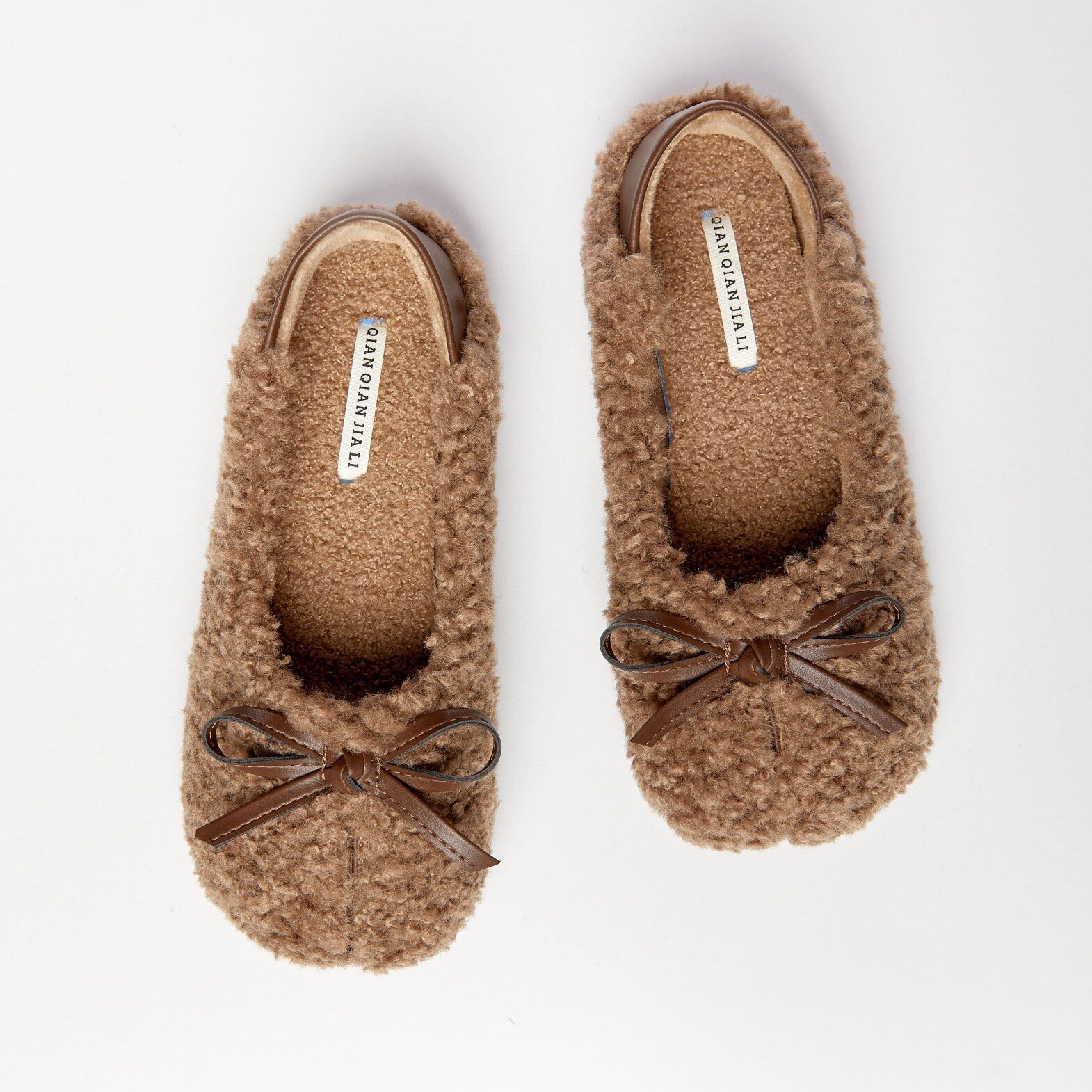 Homemade slippers made of artificial plush with beige bows(e0fb70ee-058b-11f0-ad23-00155d004616) photo 2