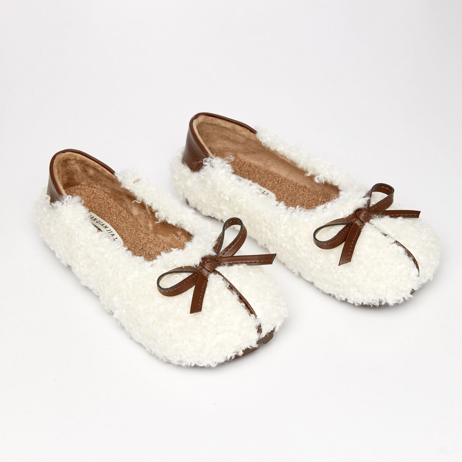 Homemade slippers made of artificial plush with milky bows(e0fb70f6-058b-11f0-ad23-00155d004616) photo 1