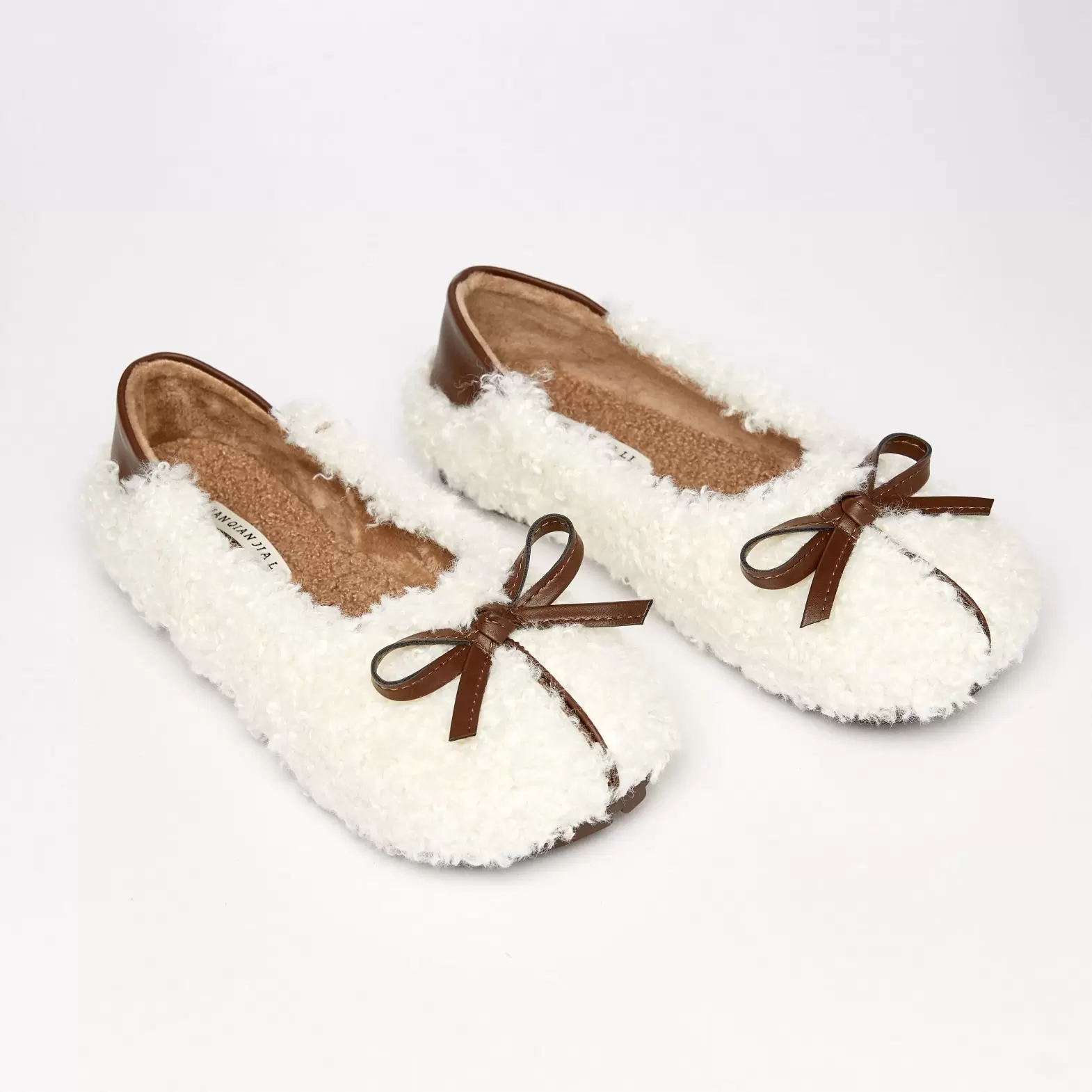 Homemade slippers made of artificial plush with milky bows(e0fb70f6-058b-11f0-ad23-00155d004616) photo 1