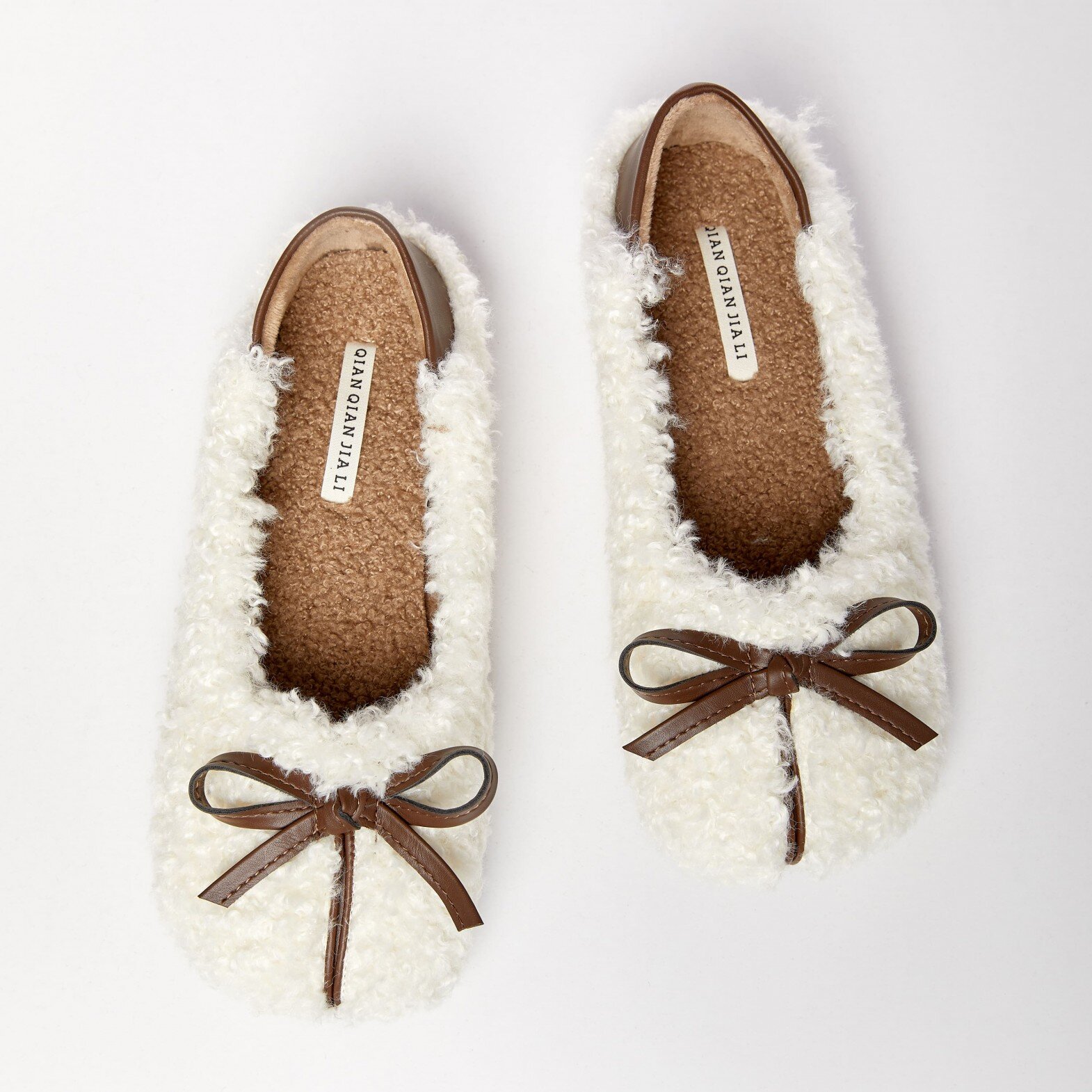 Homemade slippers made of artificial plush with milky bows(e0fb70f6-058b-11f0-ad23-00155d004616) photo 2