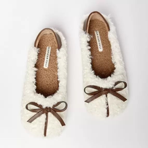 Homemade slippers made of artificial plush with milky bows(e0fb70f6-058b-11f0-ad23-00155d004616) photo 2