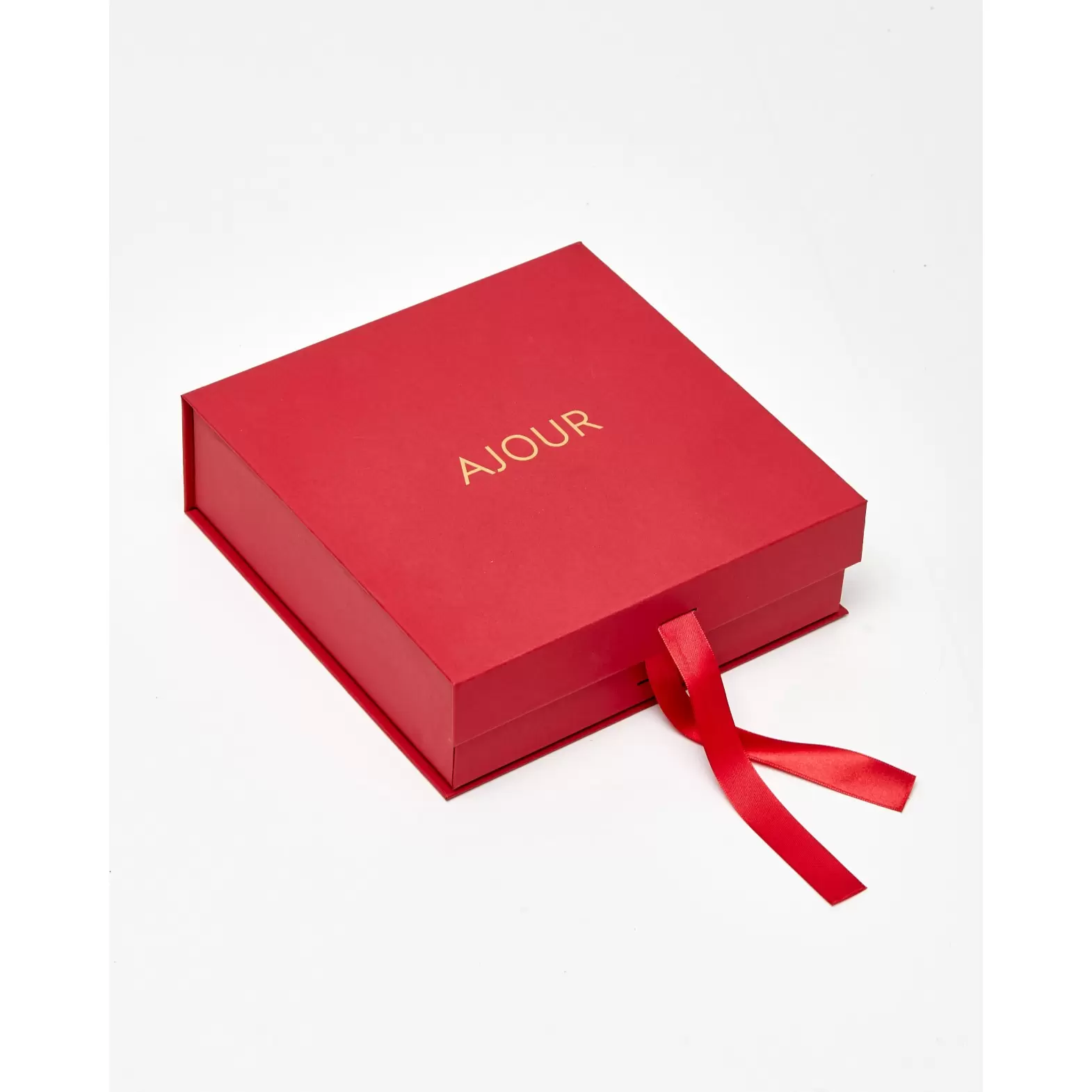 Red packing box with the Ajour logo