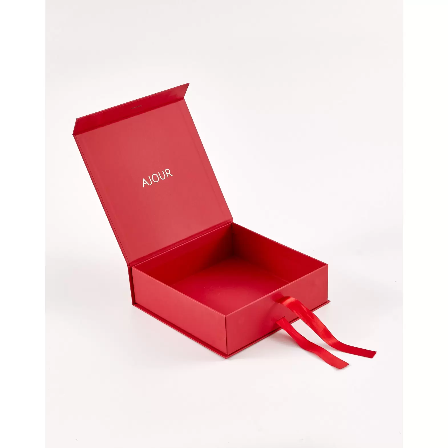 Red packing box with the Ajour logo