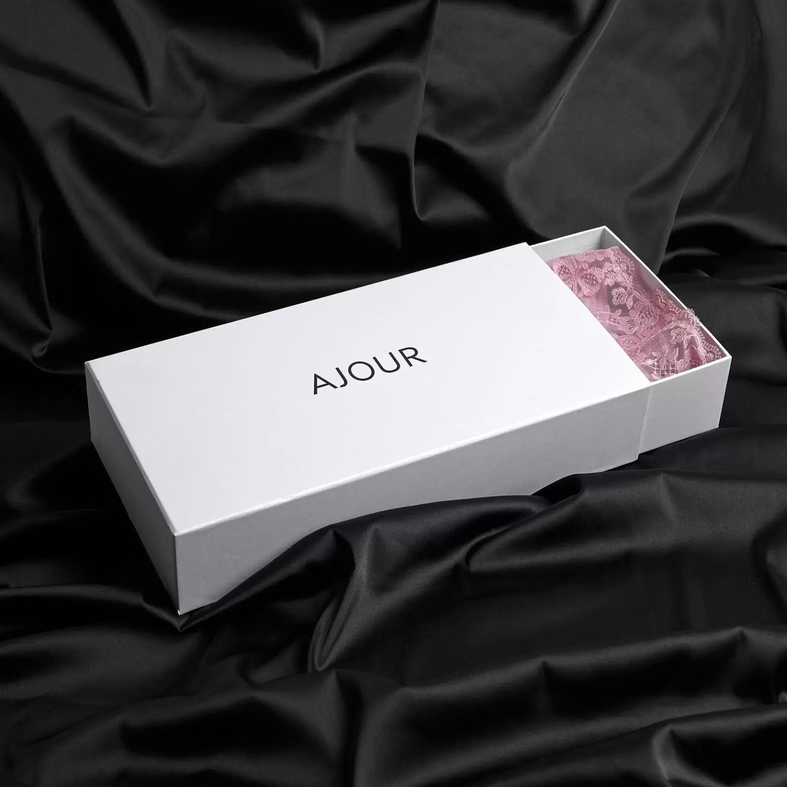 Коробка пакувальна з логотипом Ajour велика