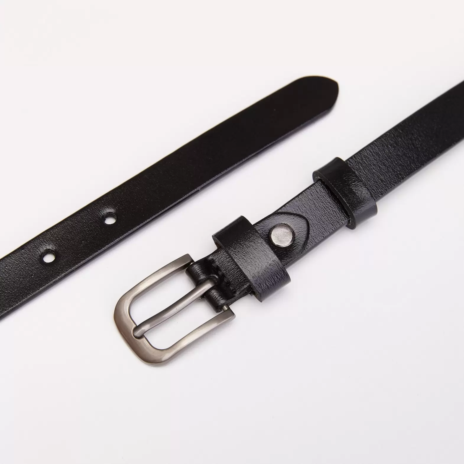 Leather belt for women's trousers with a black metal buckle