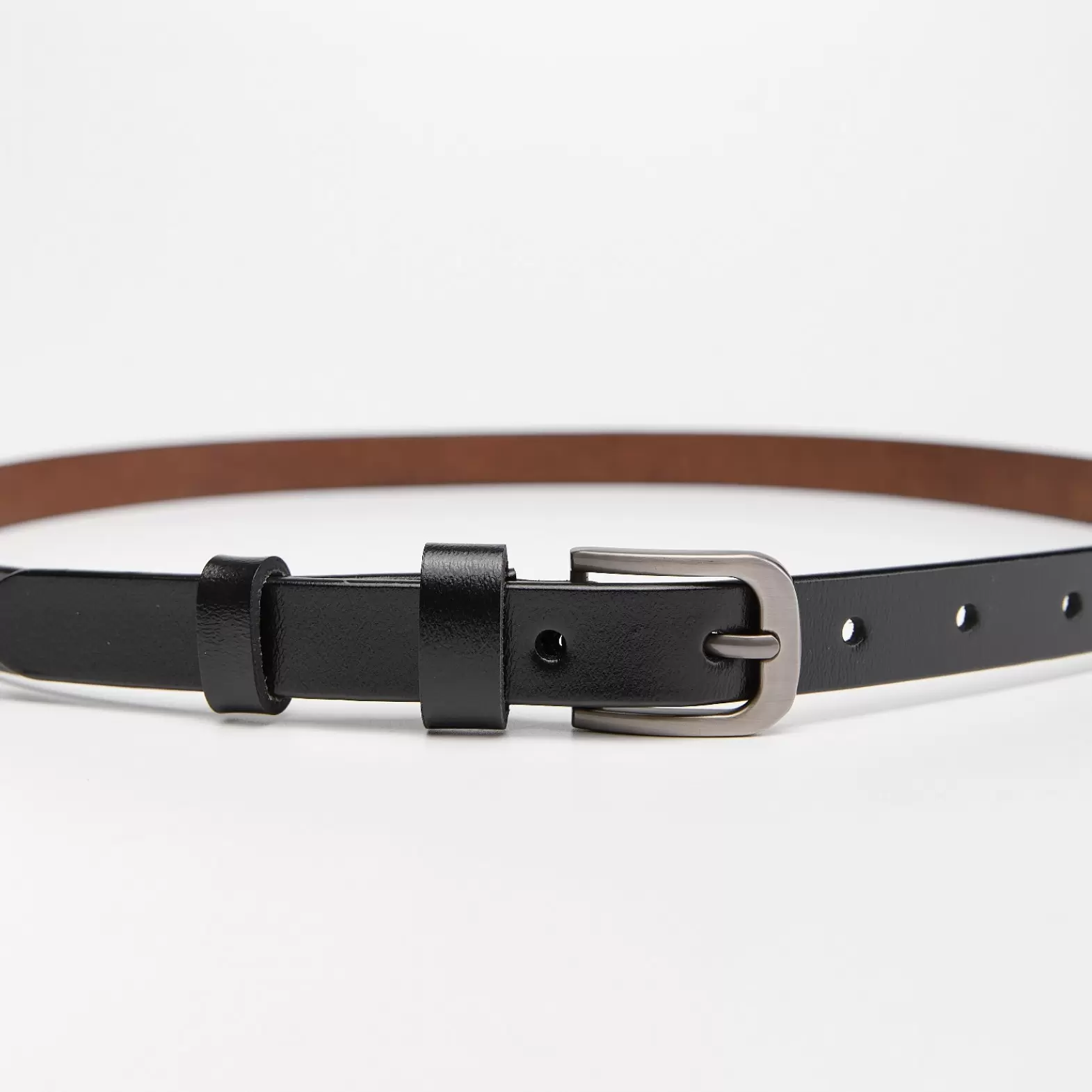 Leather belt for women's trousers with a black metal buckle